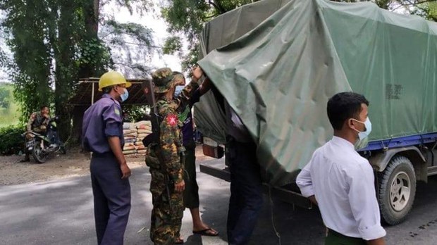ဧရာဝတီနဲ့ ရခိုင်ရိုးမအစပ်မှာ စစ်ကြောင်းထိုးနေ ဧရာဝတီနဲ့ ရခိုင်ရိုးမအစပ်မှာ စစ်ကြောင်းထိုးနေ