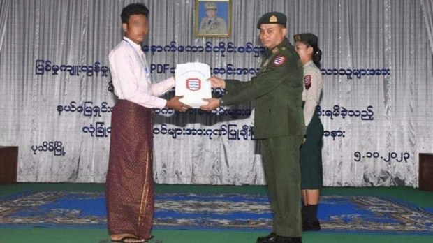ဧရာဝတီတိုင်းမှာ အလင်းဝင်တဲ့ PDF တွေကို ပြည်သူ့စစ်ထဲဝင်ဖို့ စည်းရုံးနေကြောင်း ဒေသခံတွေ ပြော ဧရာဝတီတိုင်းမှာ အလင်းဝင်တဲ့ PDF တွေကို ပြည်သူ့စစ်ထဲဝင်ဖို့ စည်းရုံးနေကြောင်း ဒေသခံတွေ ပြော