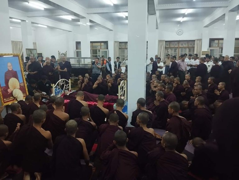 ၂၀၂၄ ခုနှစ်၊ ဇွန်လ ၂ဝ ရက်နေ့က ပဲခူးမြို့၊ ကျောင်းတိုက်သို့ ပင့်ဆောင်လာသော ဝင်းနိမ္မိတာရုံကျောင်းတိုက် နာယကဆရာတော် ဘဒ္ဒန္တမုနိန္ဒာဘိဝံသ၏ ရုပ်ကလာပ်အား ဂါရဝပြုနေကြသည့် မြင်ကွင်း။ (Photo: Facebook/ Ashin Sanda Zawti)