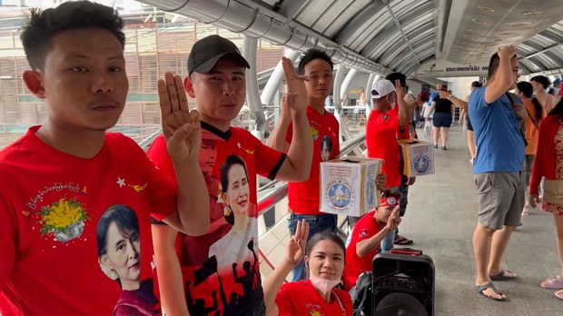 ဘန်ကောက်သင်္ကြန်မှာ မြန်မာစစ်ခေါင်းဆောင်ကို လူငယ်တွေလှောင်ပြောင်ကြွေးကြော် ဘန်ကောက်သင်္ကြန်မှာ မြန်မာစစ်ခေါင်းဆောင်ကို လူငယ်တွေလှောင်ပြောင်ကြွေးကြော်