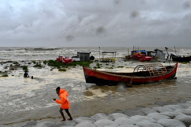 ဘင်္ဂလားဒေ့ရှ် ဆိုင်ကလုန်းမုန်တိုင်း ရိုဟင်ဂျာတွေစိုးရိမ်နေ ဘင်္ဂလားဒေ့ရှ် ဆိုင်ကလုန်းမုန်တိုင်း ရိုဟင်ဂျာတွေစိုးရိမ်နေ