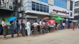 ပုဂ္ဂလိကဘဏ်တွေမှာ ငွေထုတ်ဖို့ ကန့်သတ်ချက်တချို့ ဖြေလျှော့