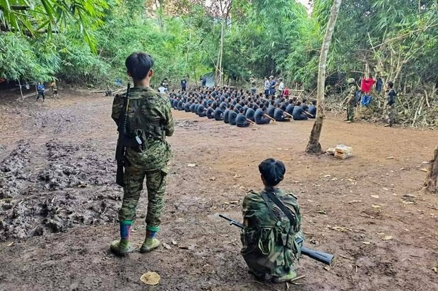 ဗန်းမောက်မှာ စစ်ကောင်စီတပ်က လေယာဉ်ဖြင့် ဗုံးကြဲတိုက်ခိုက်နေ