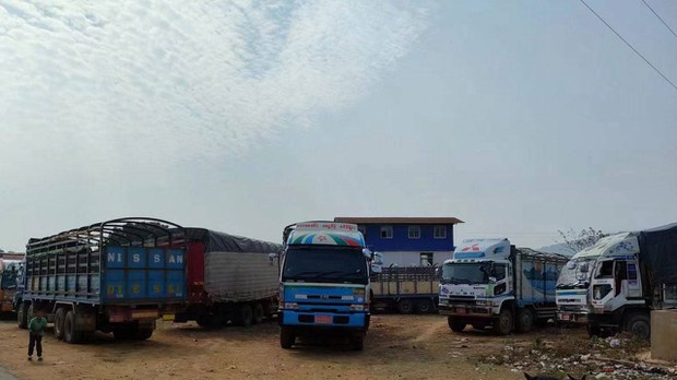 ဗန်းမော် - လွယ်ဂျယ်နယ်စပ်လမ်း တိုက်ပွဲကြောင့် ကုန်ကားတွေပိတ်မိနေ ဗန်းမော် - လွယ်ဂျယ်နယ်စပ်လမ်း တိုက်ပွဲကြောင့် ကုန်ကားတွေပိတ်မိနေ