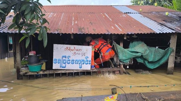 ဗန်းမော်နဲ့ ရွှေကူမှာ ရေကြီးရေလျှံမှုကြောင့် လူ နှစ်သောင်းကျော် အရေးပေါ်ရွှေ့ပြောင်းရ ဗန်းမော်နဲ့ ရွှေကူမှာ ရေကြီးရေလျှံမှုကြောင့် လူ နှစ်သောင်းကျော် အရေးပေါ်ရွှေ့ပြောင်းရ