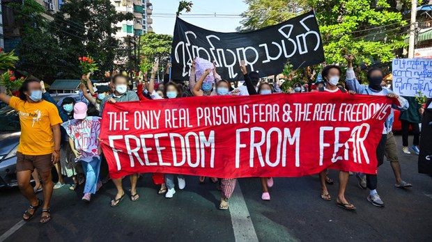 ဆန္ဒပြသူတွေဖြိုခွင်းခံရပြီးနောက် ပန်းပင်ကြီးလမ်းထဲ ဗုံးပေါက် ဆန္ဒပြသူတွေဖြိုခွင်းခံရပြီးနောက် ပန်းပင်ကြီးလမ်းထဲ ဗုံးပေါက်
