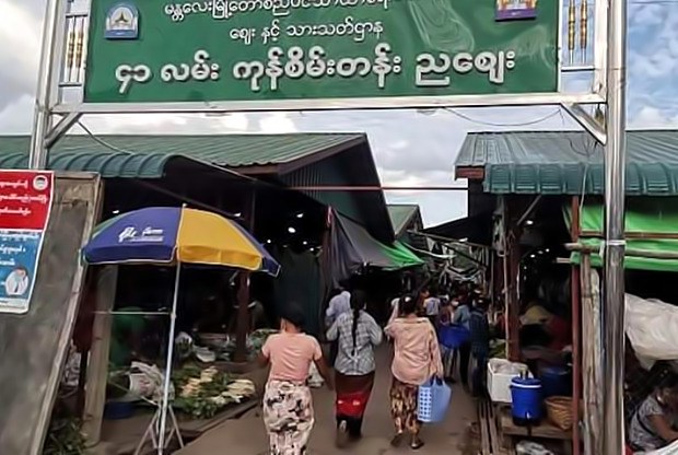 မန္တလေး ကုန်စိမ်းဈေးမှာ စစ်ကားတစ်စီး ဗုံးခွဲခံရ၊ စစ်သားနှစ်ယောက် သေဆုံး မန္တလေး ကုန်စိမ်းဈေးမှာ စစ်ကားတစ်စီး ဗုံးခွဲခံရ၊ စစ်သားနှစ်ယောက် သေဆုံး