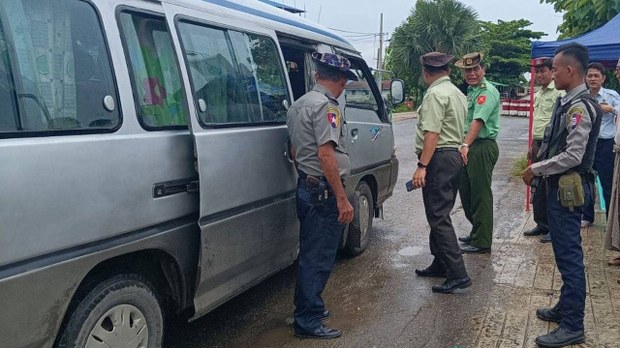 ဒေးဒရဲတံတားစစ်ဆေးရေးဂိတ်မှာ ငွေကြေးတောင်းခံတဲ့အပြင် ဒဏ်ပေးတာတွေပါရှိနေ ဒေးဒရဲတံတားစစ်ဆေးရေးဂိတ်မှာ ငွေကြေးတောင်းခံတဲ့အပြင် ဒဏ်ပေးတာတွေပါရှိနေ