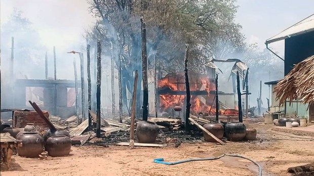 ဝက်လက်မြို့နယ် ဘုရားပြန်ရွာက နေအိမ် ၁၈၀ ခန့်မီးရှို့ခံရ ဝက်လက်မြို့နယ် ဘုရားပြန်ရွာက နေအိမ် ၁၈၀ ခန့်မီးရှို့ခံရ
