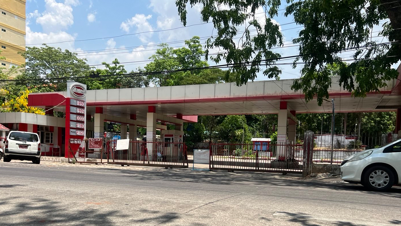 ၂၀၂၂ ခုနှစ် ဧပြီလ ၁၉ ရက်နေ့မှာ ပိတ်ထားသည့် ဆီဆိုင်တစ်ဆိုင်ကို တွေ့ရစဥ် (Photo: RFA)