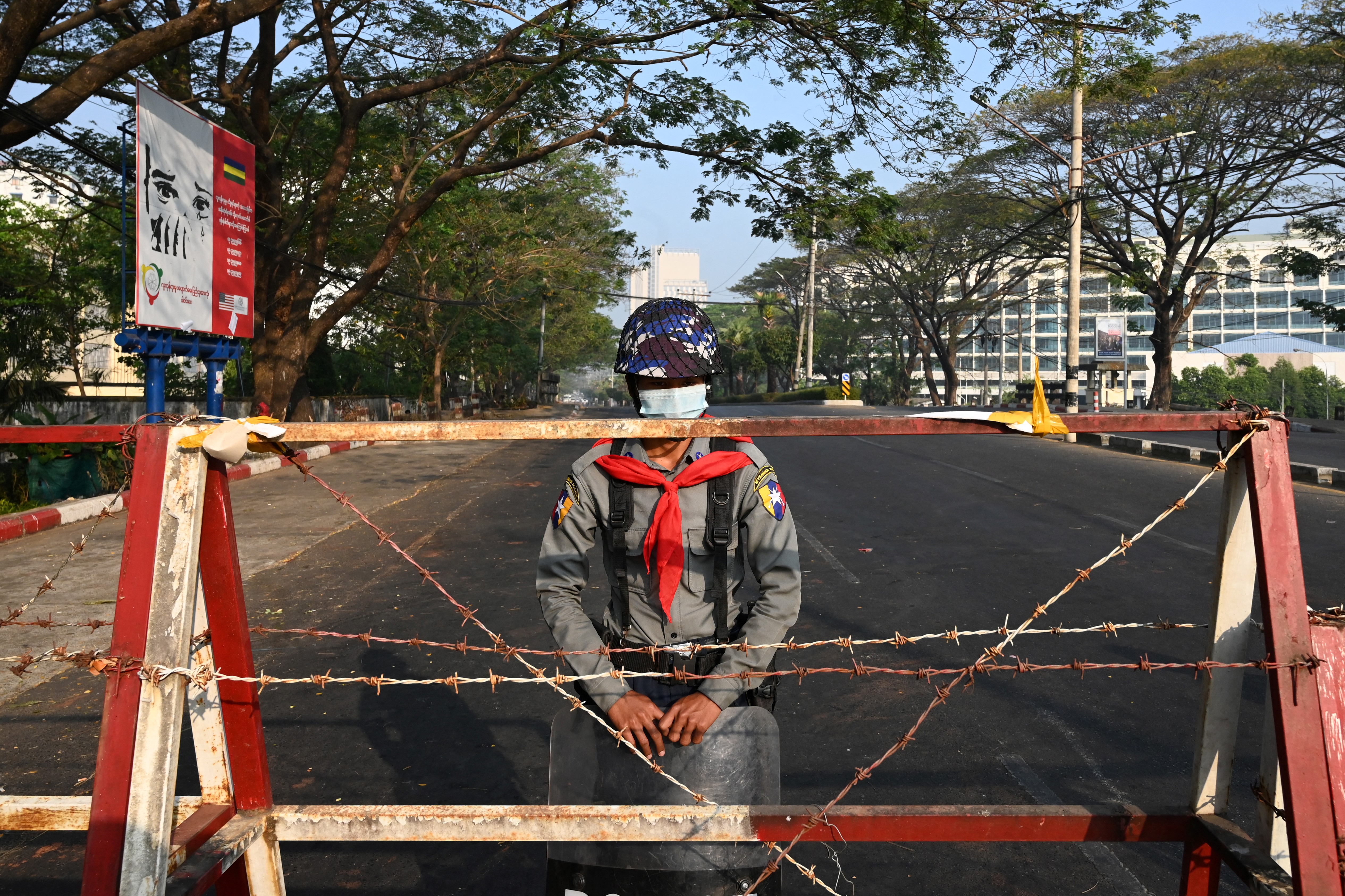 ရန်ကုန်မြို့ ဗဟိုဘဏ်အဆောက်အအုံနားမှာ စစ်ကောင်စီတပ်ဖွဲ့ဝင်တစ်ဦးကို ၂၀၂၁ ခုနှစ် ဖေဖော်ဝါရီ ၁၆ ရက်နေ့တွင် တွေ့ရစဥ် (AFP Photo)