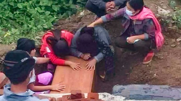 ထန်တလန်မှာ လက်နက်ကြီးကျည်ကြောင့် သေဆုံးခဲ့တဲ့ ကလေးကို ဂူသွင်းသင်္ဂြိုဟ် ထန်တလန်မှာ လက်နက်ကြီးကျည်ကြောင့် သေဆုံးခဲ့တဲ့ ကလေးကို ဂူသွင်းသင်္ဂြိုဟ်