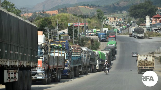 trucks-china-border.jpg trucks-china-border.jpg