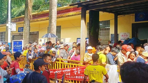 တရုတ်ဘက်ဝင်ဖို့ မူဆယ်နဲ့ကျယ်ဂေါင်မှာ မြန်မာနိုင်ငံသားတွေ နေ့စဉ်တန်းစီ တရုတ်ဘက်ဝင်ဖို့ မူဆယ်နဲ့ကျယ်ဂေါင်မှာ မြန်မာနိုင်ငံသားတွေ နေ့စဉ်တန်းစီ