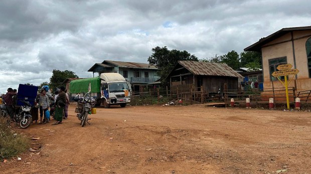 ရပ်စောက် - ကျောက်ဂူလမ်းကို စစ်တပ်က သွားလာခွင့်ပိတ် ရပ်စောက် - ကျောက်ဂူလမ်းကို စစ်တပ်က သွားလာခွင့်ပိတ်
