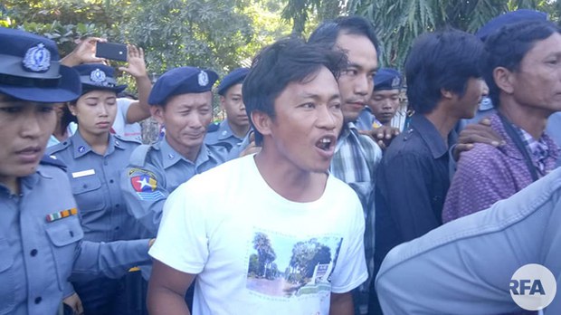 aungthapyay-villagers-court-622.jpg aungthapyay-villagers-court-622.jpg