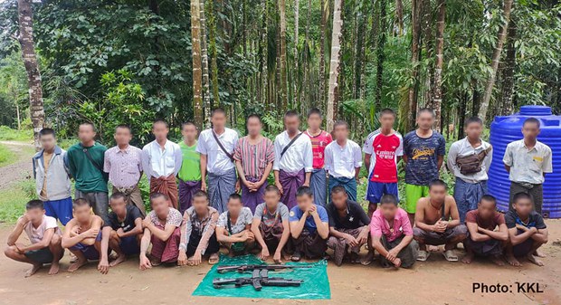 အဓမ္မတပ်သားစုဆောင်းခံရတဲ့ လူငယ်တွေ လမ်းမှာထွက်ပြေးလွတ်မြောက် အဓမ္မတပ်သားစုဆောင်းခံရတဲ့ လူငယ်တွေ လမ်းမှာထွက်ပြေးလွတ်မြောက်