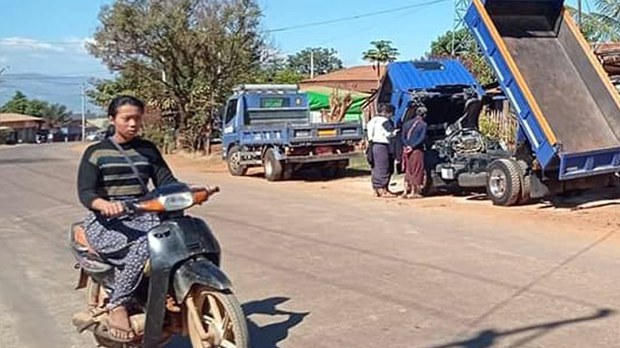ဆီဆိုင်မြို့နယ်မှာ သံအရာရှိ‌တွေလိုက်ပါလာတဲ့ ယာဉ်တန်း ပစ်ခတ်ခံရ