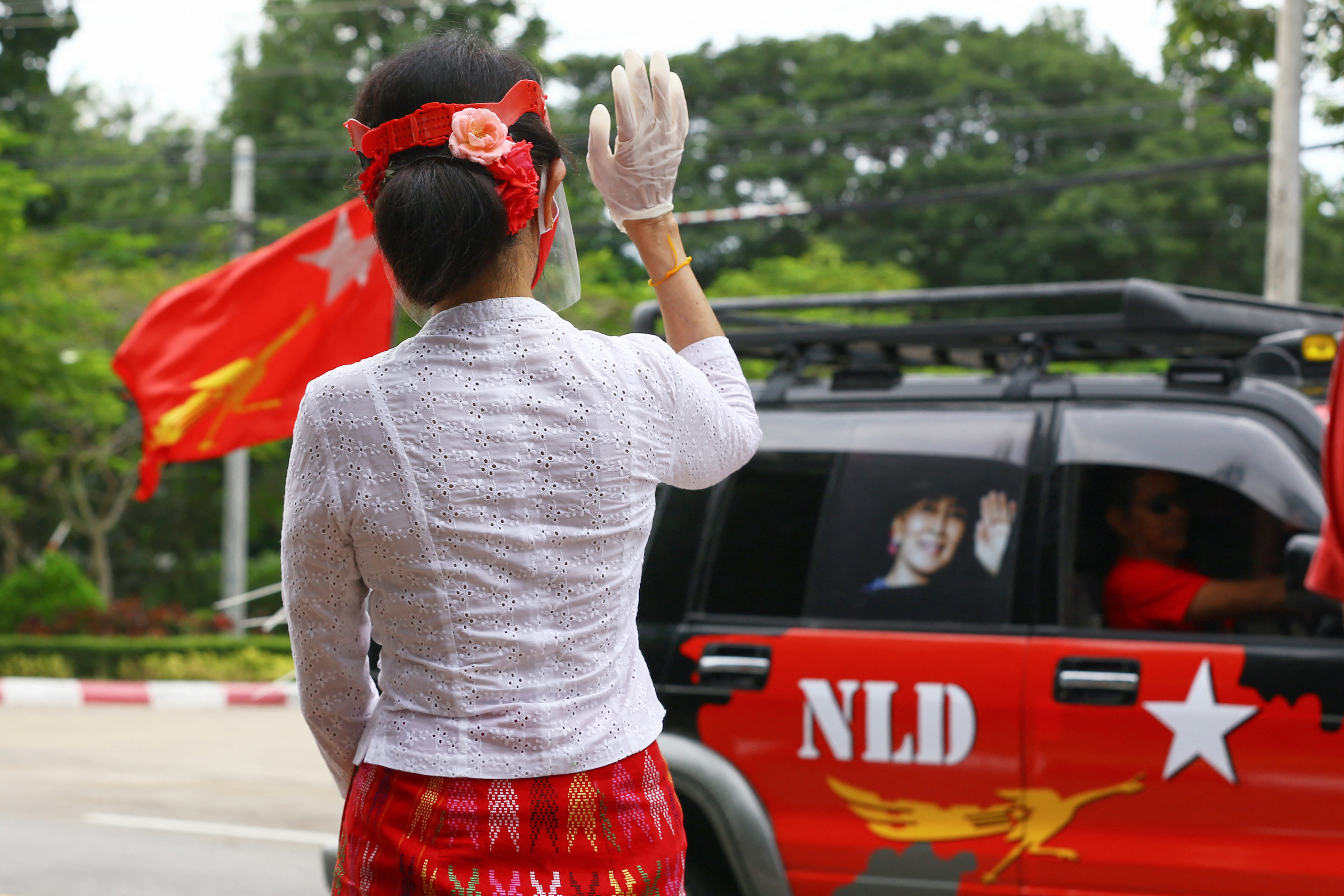 (နေပြည်တော်မှာ ၂၀၂၀ စက်တင်ဘာလ ၁၉ ရက်က NLD မဲဆွယ်ယာဥ်တန်းကို ဒေါ်အောင်ဆန်းစုကြည် လက်ပြနှုတ်ဆက်စဥ်) AFP Photo