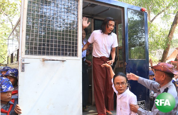 students-tharyarwaddy-court-620.jpg students-tharyarwaddy-court-620.jpg