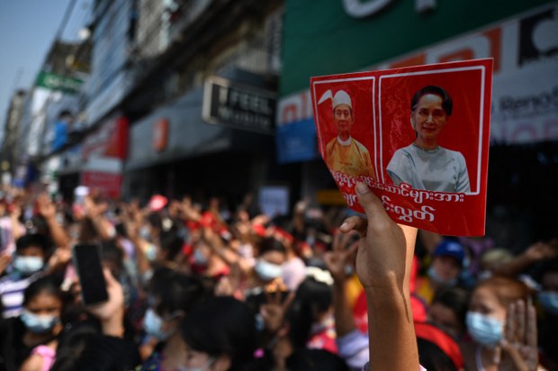 ဒေါ်အောင်ဆန်းစုကြည်နဲ့ သမ္မတဦးဝင်းမြင့် အမှုကိစ္စတွေ ထုတ်ဖော်မပြောဖို့ ရှေ့နေ ဦးခင်မောင်ဇော်ကို တားမြစ် ဒေါ်အောင်ဆန်းစုကြည်နဲ့ သမ္မတဦးဝင်းမြင့် အမှုကိစ္စတွေ ထုတ်ဖော်မပြောဖို့ ရှေ့နေ ဦးခင်မောင်ဇော်ကို တားမြစ်