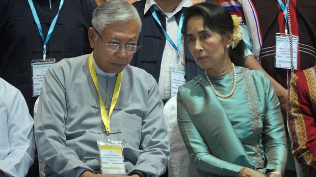 ဒေါ်အောင်ဆန်းစုကြည်နဲ့ ဦးထင်ကျော်ကို ဝရမ်းထုတ်မှု ပြန်သုံးသပ်ဖို့ NLD တိုက်တွန်း ဒေါ်အောင်ဆန်းစုကြည်နဲ့ ဦးထင်ကျော်ကို ဝရမ်းထုတ်မှု ပြန်သုံးသပ်ဖို့ NLD တိုက်တွန်း