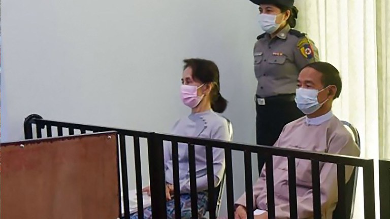 နိုင်ငံတော်အတိုင်ပင်ခံပုဂ္ဂိုလ် ဒေါ်အောင်ဆန်းစုကြည်နှင့် သမ္မတ ဦးဝင်းမြင့်ကို ၂၀၂၁ ခုနှစ်၊ မေလ ၂၄ ရက်နေ့က နေပြည်တော်ရှိ တရားခွင်တွင် တွေ့ရစဉ်။ (Photo: Myanmar Military)