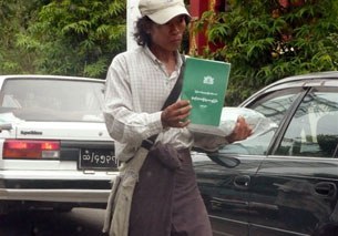 con_hawker_305px.jpg con_hawker_305px.jpg