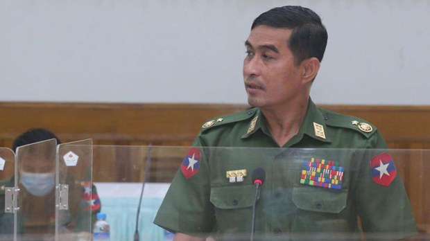 ဖမ်းဆီးစစ်ဆေးခံနေရတဲ့ ကာကွယ်ရေးဒုဝန်ကြီးကို စစ်ကောင်စီ အနားပေး