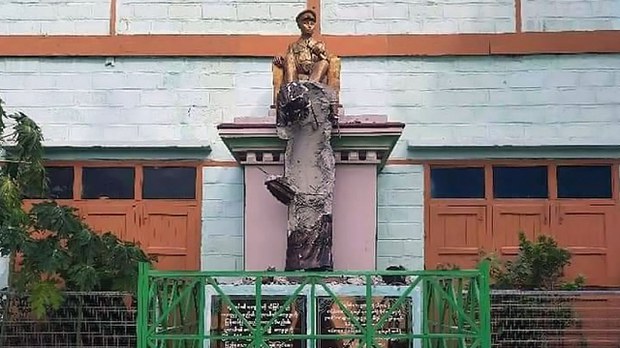 မန္တလေး ကံတက်ကုန်းမစိုးရိမ်ကျောင်းက ဒေါ်အောင်ဆန်းစုကြည် ရုပ်တု ဖျက်ဆီးခံရ မန္တလေး ကံတက်ကုန်းမစိုးရိမ်ကျောင်းက ဒေါ်အောင်ဆန်းစုကြည် ရုပ်တု ဖျက်ဆီးခံရ