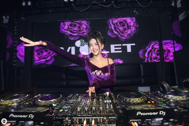 DJ Violet (ခေါ် ) မထွေးမွန် မြစ်ကြီးနားလေဆိပ်မှာ ဖမ်းဆီးခံရ