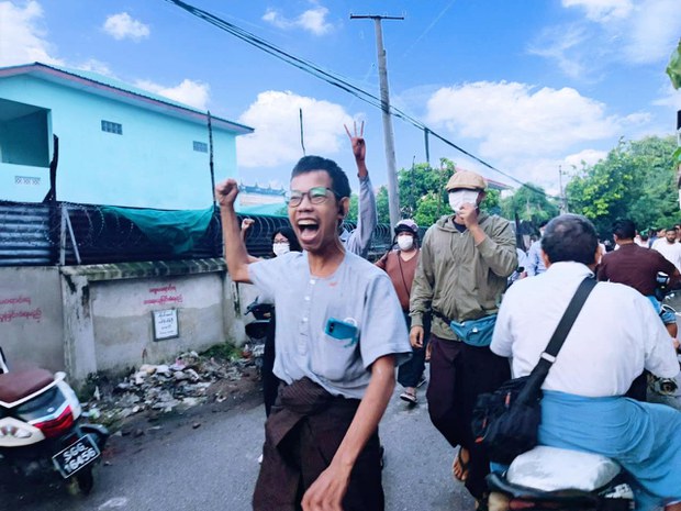 လုံခြုံရေးတင်းကျပ်တဲ့ မန္တလေးမြို့လယ်မှာ ဒေါက်တာတေဇာစန်းတို့အဖွဲ့ ဆန္ဒပြ လုံခြုံရေးတင်းကျပ်တဲ့ မန္တလေးမြို့လယ်မှာ ဒေါက်တာတေဇာစန်းတို့အဖွဲ့ ဆန္ဒပြ