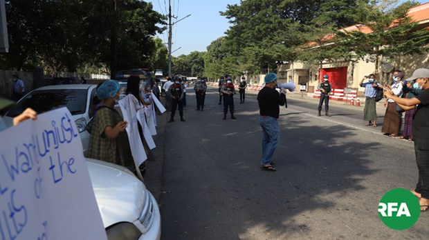 ရန်ကုန်သံရုံးတွေရှေ့ ရွေးကောက်ပွဲ ဆန္ဒပြသူတွေ အဖမ်းခံရ ရန်ကုန်သံရုံးတွေရှေ့ ရွေးကောက်ပွဲ ဆန္ဒပြသူတွေ အဖမ်းခံရ
