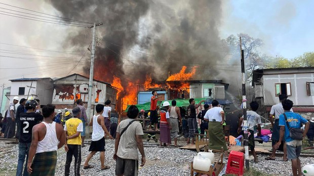 မန္တလေးမှာ နေအိမ် သုံးဆယ်ကျော် မီးလောင်မှုကြောင့် ဒေသခံ နှစ်ရာခန့် အိုးမဲ့အိမ်မဲ့ဖြစ် မန္တလေးမှာ နေအိမ် သုံးဆယ်ကျော် မီးလောင်မှုကြောင့် ဒေသခံ နှစ်ရာခန့် အိုးမဲ့အိမ်မဲ့ဖြစ်