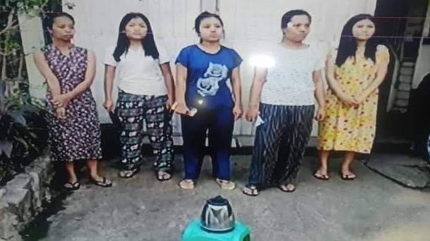 ရဲတွေကို ရေနွေးပူလောင်းခဲ့သည့် အမျိုးသမီး ငါးဦး ပြန်လွတ် ရဲတွေကို ရေနွေးပူလောင်းခဲ့သည့် အမျိုးသမီး ငါးဦး ပြန်လွတ်