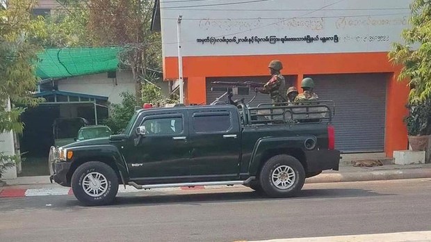 မန္တလေးမြို့ခံ ၁၃ ဦး ပန်းသပိတ်မှာ ပါဝင်လို့ ဖမ်းဆီးခံရ မန္တလေးမြို့ခံ ၁၃ ဦး ပန်းသပိတ်မှာ ပါဝင်လို့ ဖမ်းဆီးခံရ