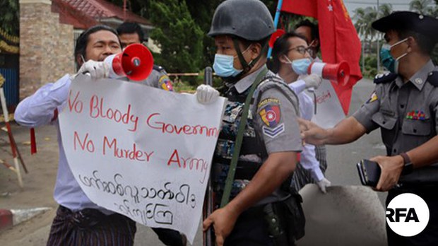 ရခိုင်မှာ အစိုးရနဲ့စစ်တပ်ကိုဆန္ဒပြခဲ့တဲ့ ကျောင်းသားလေးဦးကို ထောင်ဒဏ် ၂ နှစ်ခွဲစီချ ရခိုင်မှာ အစိုးရနဲ့စစ်တပ်ကိုဆန္ဒပြခဲ့တဲ့ ကျောင်းသားလေးဦးကို ထောင်ဒဏ် ၂ နှစ်ခွဲစီချ