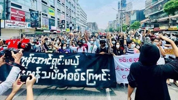 ရန်ကုန်မှာ အာဏာရှင်ဆန့်ကျင်ရေးလှုပ်ရှားတဲ့ လူငယ်လေးဦး အဖမ်းခံရ ရန်ကုန်မှာ အာဏာရှင်ဆန့်ကျင်ရေးလှုပ်ရှားတဲ့ လူငယ်လေးဦး အဖမ်းခံရ