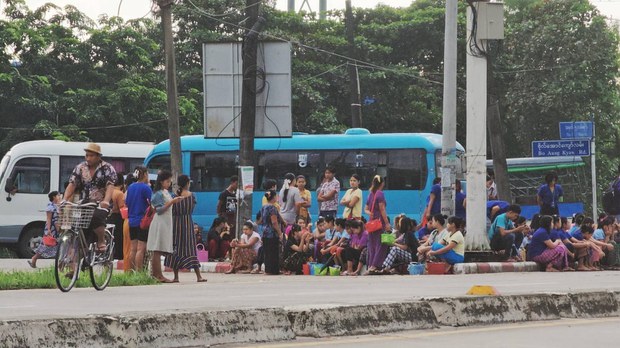 ပိတ်သိမ်းလိုက်တဲ့ တရုတ်အထည်ချုပ်စက်ရုံ အလုပ်သမားတွေ လုပ်သက်ခွင့်ကြေးနဲ့ နို့တစ်ကြေးမရ ပိတ်သိမ်းလိုက်တဲ့ တရုတ်အထည်ချုပ်စက်ရုံ အလုပ်သမားတွေ လုပ်သက်ခွင့်ကြေးနဲ့ နို့တစ်ကြေးမရ