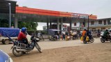 “၀”ဒေသမှာ စက်သုံးဆီပြတ်လပ်မဲ့ သတင်းကြောင့် အလုအယက်ဝယ်ယူနေရကြောင်း ဒေသခံတွေပြော