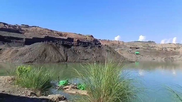 ဖားကန့်မှာ မြေစာပုံပြိုကျပြီး လူနှစ်ဆယ်ခန့် ပျောက်ဆုံးနေ ဖားကန့်မှာ မြေစာပုံပြိုကျပြီး လူနှစ်ဆယ်ခန့် ပျောက်ဆုံးနေ