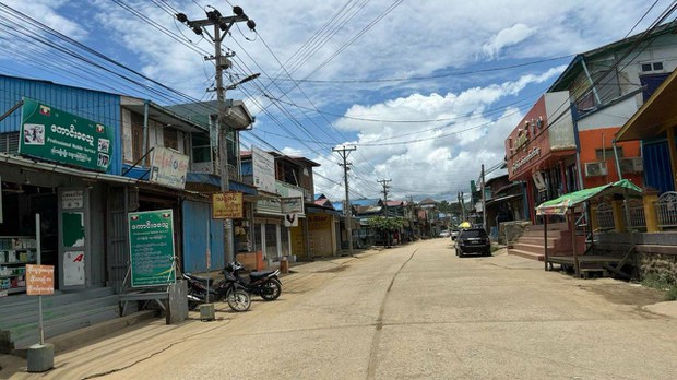ဖားကန့်မြို့နယ်မှာ သုံးရက်ဆက် တိုက်ပွဲပြင်းထန်နေပြီး ဒေသခံတချို့ ထွက်ပြေးနေရ ဖားကန့်မြို့နယ်မှာ သုံးရက်ဆက် တိုက်ပွဲပြင်းထန်နေပြီး ဒေသခံတချို့ ထွက်ပြေးနေရ