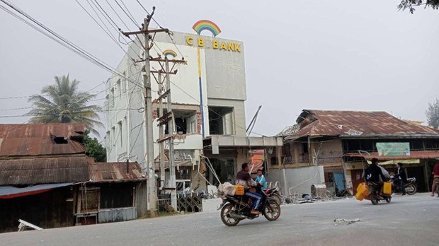 သိန္နီမြို့ပေါ်မှာ လက်နက်ကြီးကြောင့် နေအိမ်ဆယ်လုံး မီးလောင်ပျက်စီး သိန္နီမြို့ပေါ်မှာ လက်နက်ကြီးကြောင့် နေအိမ်ဆယ်လုံး မီးလောင်ပျက်စီး