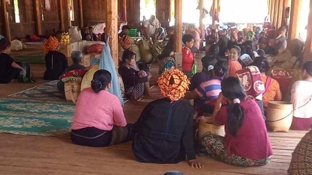 မေလအတွင်း ဆီဆိုင်မှာ အရပ်သားတစ်သောင်းကျော် ထွက်ပြေးနေရ မေလအတွင်း ဆီဆိုင်မှာ အရပ်သားတစ်သောင်းကျော် ထွက်ပြေးနေရ