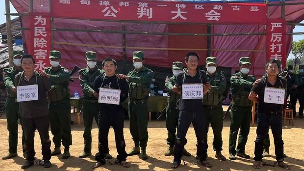 တရုတ်နိုင်ငံသားတွေကို ပြန်ပေးဆွဲခဲ့သူလေးဦးကို MNDAA နှစ်ရှည်ထောင်ချ တရုတ်နိုင်ငံသားတွေကို ပြန်ပေးဆွဲခဲ့သူလေးဦးကို MNDAA နှစ်ရှည်ထောင်ချ