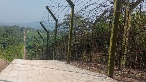 အိန္ဒိယနယ်စပ်ခြံစည်းရိုးကြောင့် ဒေသခံတွေ သွားလာရေးအခက်ကြုံနေ အိန္ဒိယနယ်စပ်ခြံစည်းရိုးကြောင့် ဒေသခံတွေ သွားလာရေးအခက်ကြုံနေ