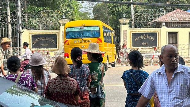 အင်းစိန်ထောင်မှာ ထောင်ဝင်စာပို့ဖို့နဲ့ ဧည့်တွေ့ဖို့ နေပူထဲ အချိန်ကြာမြင့်စွာ စောင့်နေရ