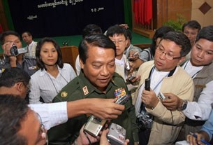 khin_yi_08_305px.jpg khin_yi_08_305px.jpg
