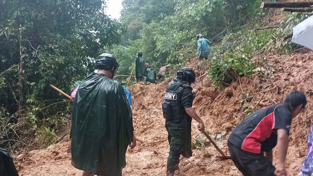 ကရင်နဲ့ ကယားက စစ်ဘေးဒုက္ခသည်တွေရဲ့ နေအိမ် ရှစ်ဆယ်ကျော် ရေထဲမျောပါ ကရင်နဲ့ ကယားက စစ်ဘေးဒုက္ခသည်တွေရဲ့ နေအိမ် ရှစ်ဆယ်ကျော် ရေထဲမျောပါ