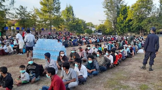 ကရင်ဒေသတိုက်ပွဲကြောင့် ဒုက္ခသည်လေးထောင်ကျော် ထိုင်းကိုရောက် ကရင်ဒေသတိုက်ပွဲကြောင့် ဒုက္ခသည်လေးထောင်ကျော် ထိုင်းကိုရောက်
